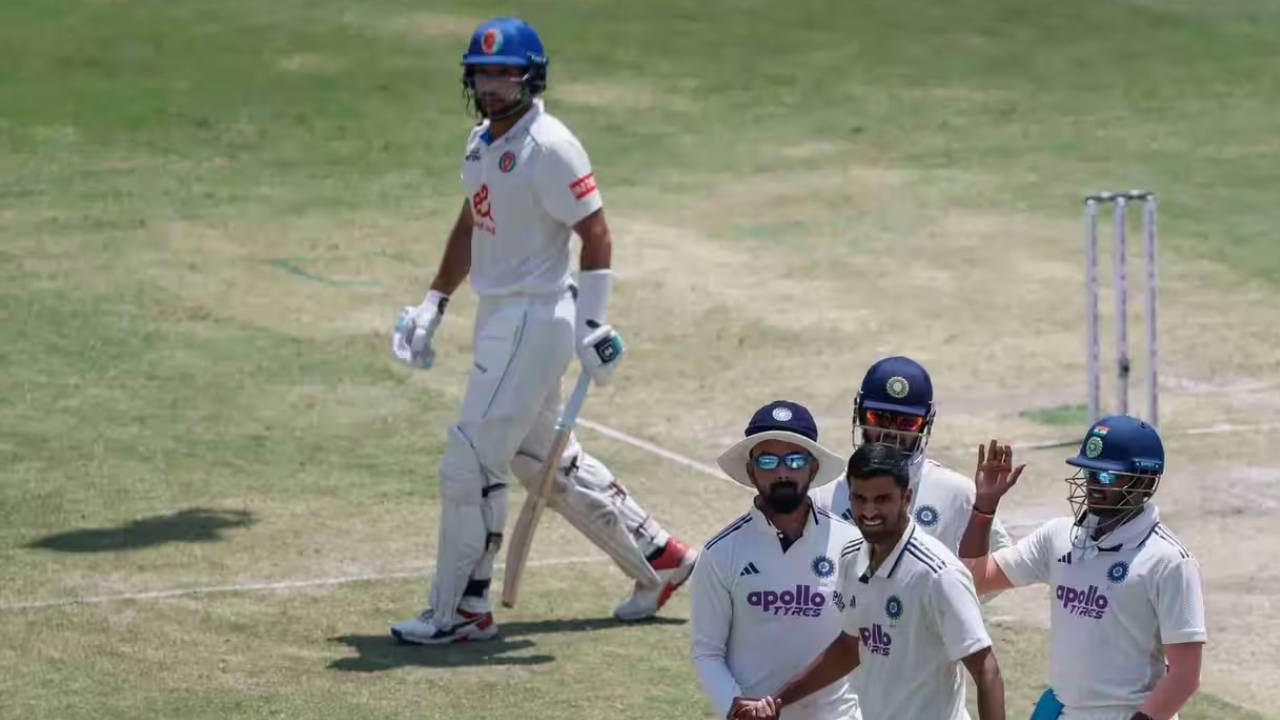 भारताविरुद्ध अफगाणिस्तानची कमी धावसंख्येवर सर्वबाद होण्याची ही तिसरी वेळ आहे. यापूर्वी 2018 मध्ये भारताने 103 आणि 109 धावांवर सर्वबाद केलं होतं. आता दुसऱ्या डावात 112 धावांवर बाद केलं. बांगलादेशने 2023 मध्ये 115 आणि वेस्ट इंडियन 2019 मध्ये 120 धावांवर सर्वबाद केलं होतं. (Photo: BCCI)