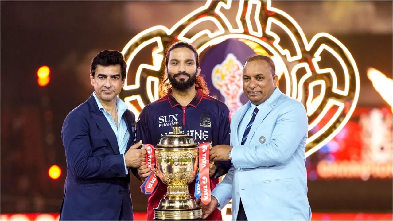 दरम्यान रजत पाटीदार याने नेतृत्वासह आयपीएल 2026 स्पर्धेत बॅटिंगनेही चाबूक कामगिरी केली. रजतने 19 व्या मोसमात 41 पेक्षा अधिकच्या सरासरीने  501 धावा केल्या. त्यामुळे रजत आता एमपीएल स्पर्धेत कशी कामगिरी करतो याकडे आरसीबी चाहत्यांचं अधिक लक्ष असणार आहे. (Photo Credit : PTI)