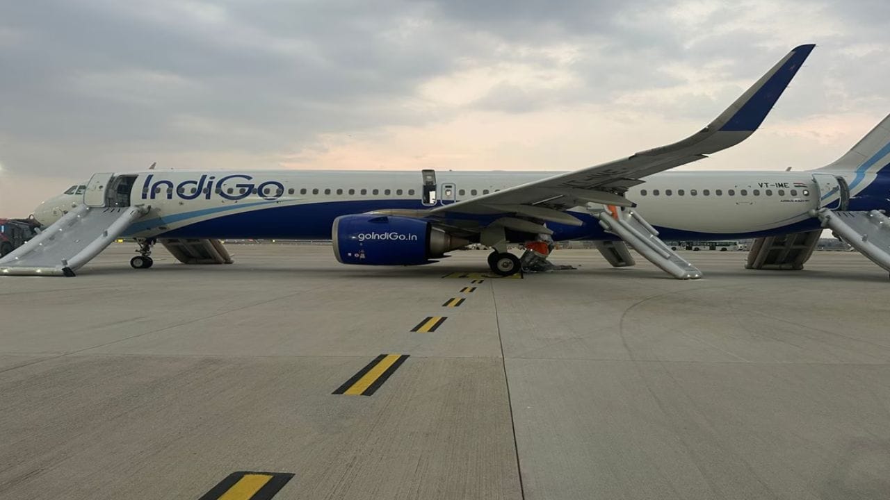 ही घटना इंडिगोच्या एअरबस A320neo सोबत घडली. विमानात प्रवाशांना बसवण्यात आले. उड्डाण करत असतानाच विमानावर विज कोसळली. या विमानात सर्व कर्मचारीवर्गासह 140 हून अधिक लोक होते.