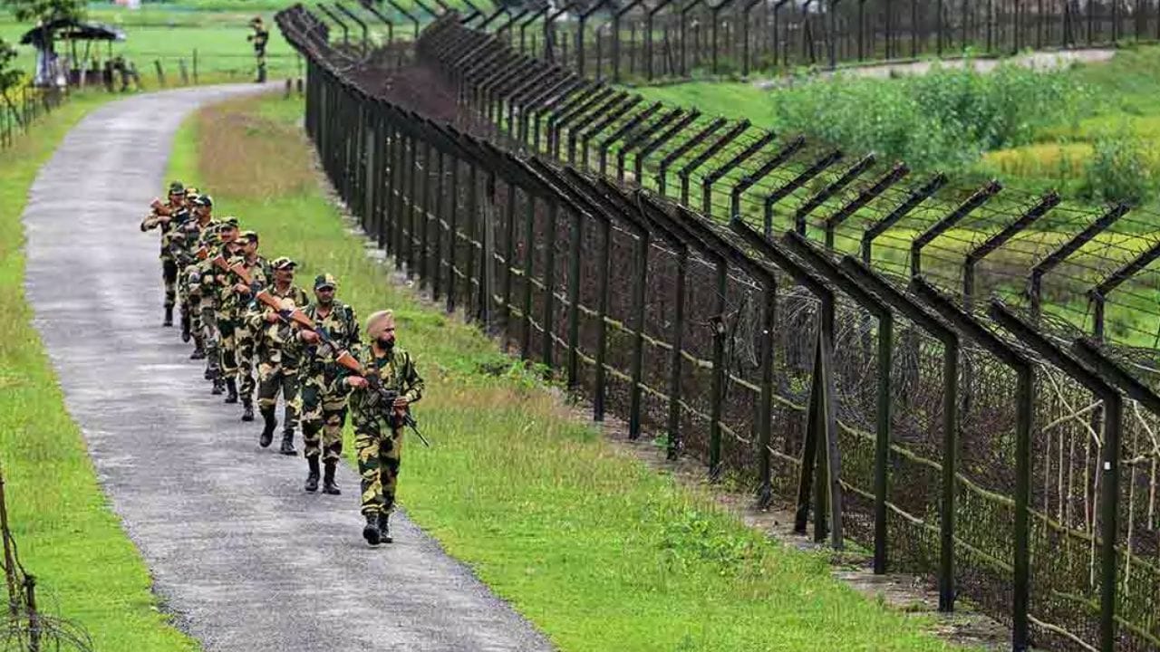 मोठी बातमी! भारत बांगलादेश बॉर्डरवर तणाव, रातोरात 40 जण बेपत्ता, थेट बीएसएफने.. मोठी बातमी! भारत बांगलादेश बॉर्डरवर तणाव, रातोरात 40 जण बेपत्ता, थेट बीएसएफने..