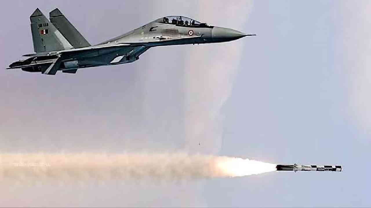 UAE-India : इराणचा मुकाबला करण्यासाठी UAE भारताकडून विकत घेणार ही दोन खास शस्त्र UAE-India : इराणचा मुकाबला करण्यासाठी UAE भारताकडून विकत घेणार ही दोन खास शस्त्र