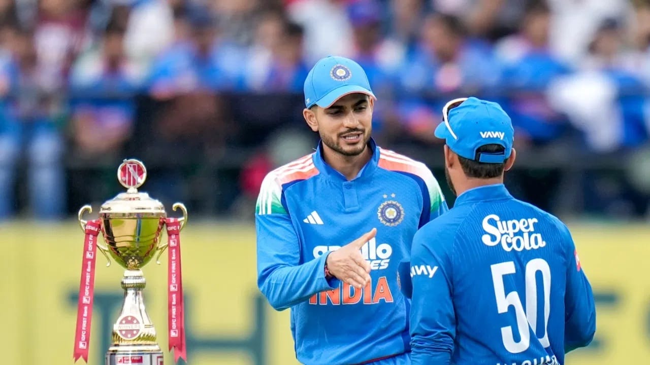 त्यानंतर दुपारी दीड वाजता सिनिअर टीम इंडिया विरुद्ध अफगाणिस्तान असा सामना होणार आहे. एकदिवसीय मालिकेतील या दुसऱ्या सामन्याला दुपारी दीड वाजता सुरुवात होणार आहे. टीम इंडिया या 3 सामन्यांच्या मालिकेत 1-0 ने आघाडीवर आहे. (Photo Credit : PTI)