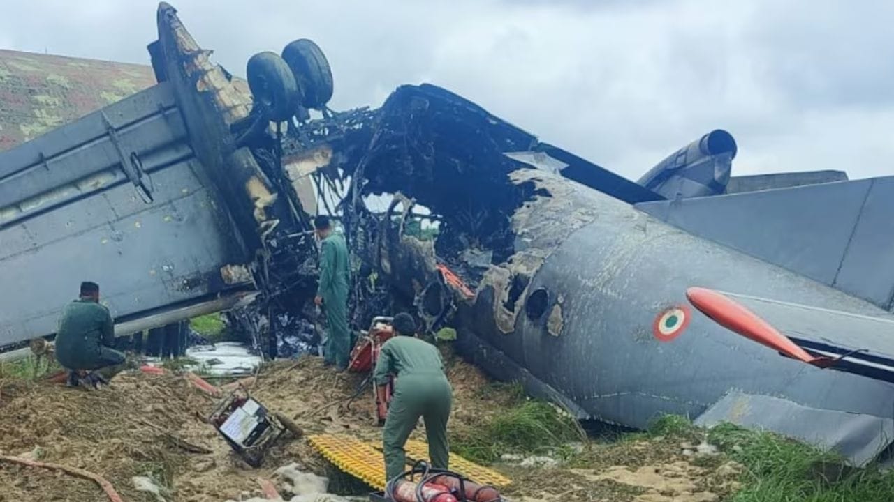 भारतीय हवाई दलाच्या विमानाचा भीषण अपघात, लँडिंगदरम्यान दुर्घटना, थेट दोन तुकडे होऊन.. भारतीय हवाई दलाच्या विमानाचा भीषण अपघात, लँडिंगदरम्यान दुर्घटना, थेट दोन तुकडे होऊन..