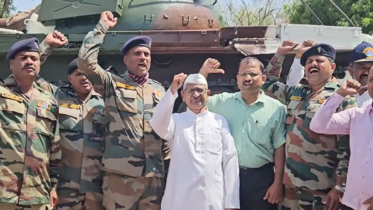 अहमदनगर जिल्ह्यातील राळेगणसिद्धी हे गाव ग्रामविकासाच्या आदर्श मॉडेलमुळे देशभरात ओळखले जाते. ज्येष्ठ समाजसेवक अण्णा हजारे यांच्या नेतृत्वाखाली या गावाने विकासाची नवी वाट चोखाळली आणि संपूर्ण देशासाठी प्रेरणास्थान बनले.