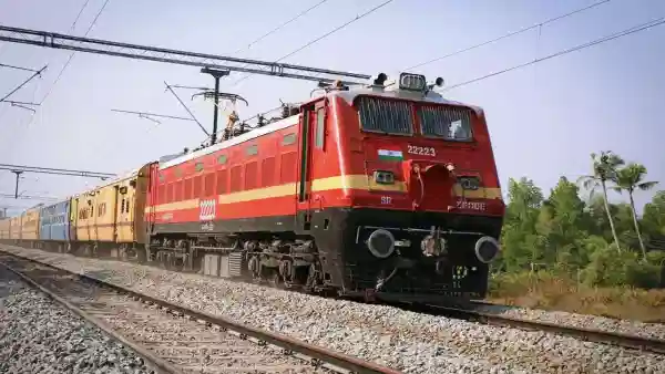 Indian Railways : ट्रेनमधून सामान नेण्याबाबतचे नियम बदलले, आता या वस्तूंना मिळाली मंजूरी