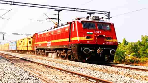 Indian Railways: विना तिकीट रात्रीच्यावेळी प्रवास... TTE रेल्वेतून उतरवू शकतो का?