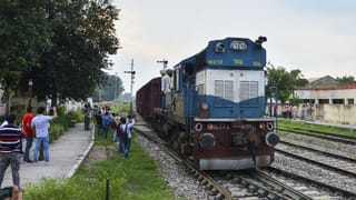तुम्हाला माहितीये का? पाकिस्तानात कित्येक वर्षांपासून उभी आहे भारताची ट्रेन, नेमकं कारण काय?