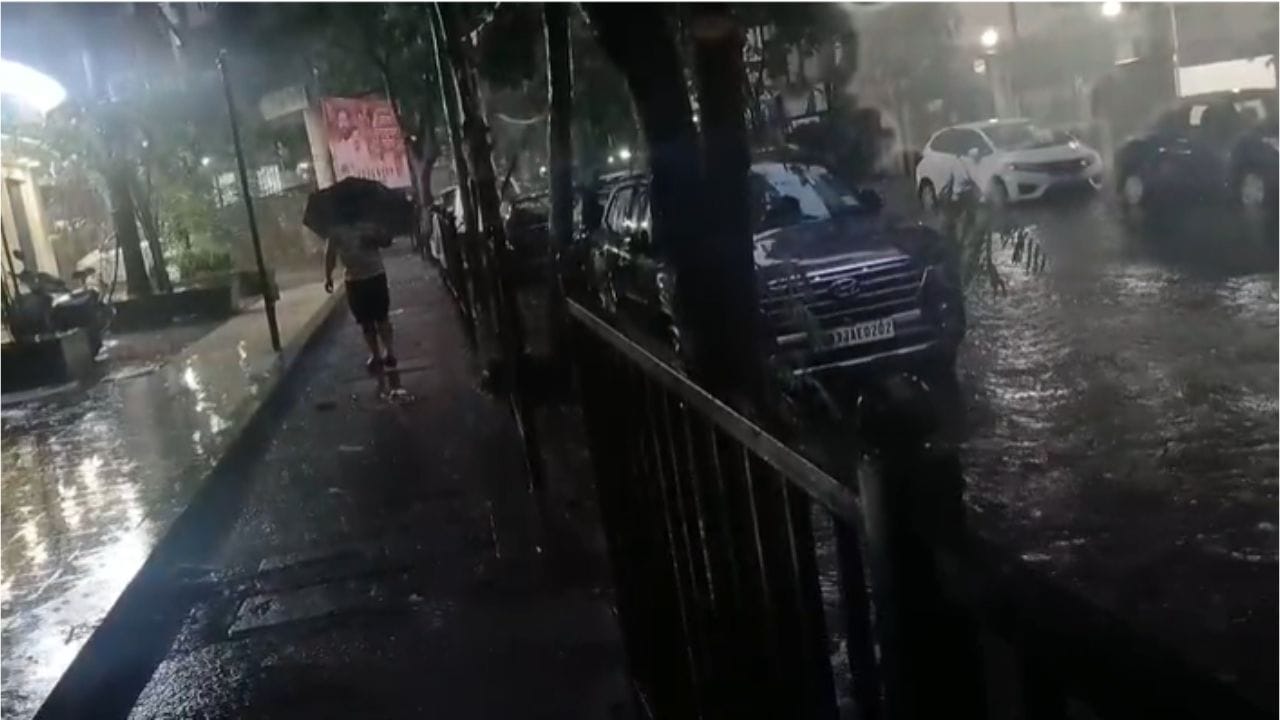 सूर्य उगवलाच नाही, सलग दुसऱ्या दिवशी मुंबईसह महाराष्ट्राला झोडपलं, पुढच्या 3 तासांत… सूर्य उगवलाच नाही, सलग दुसऱ्या दिवशी मुंबईसह महाराष्ट्राला झोडपलं, पुढच्या 3 तासांत…