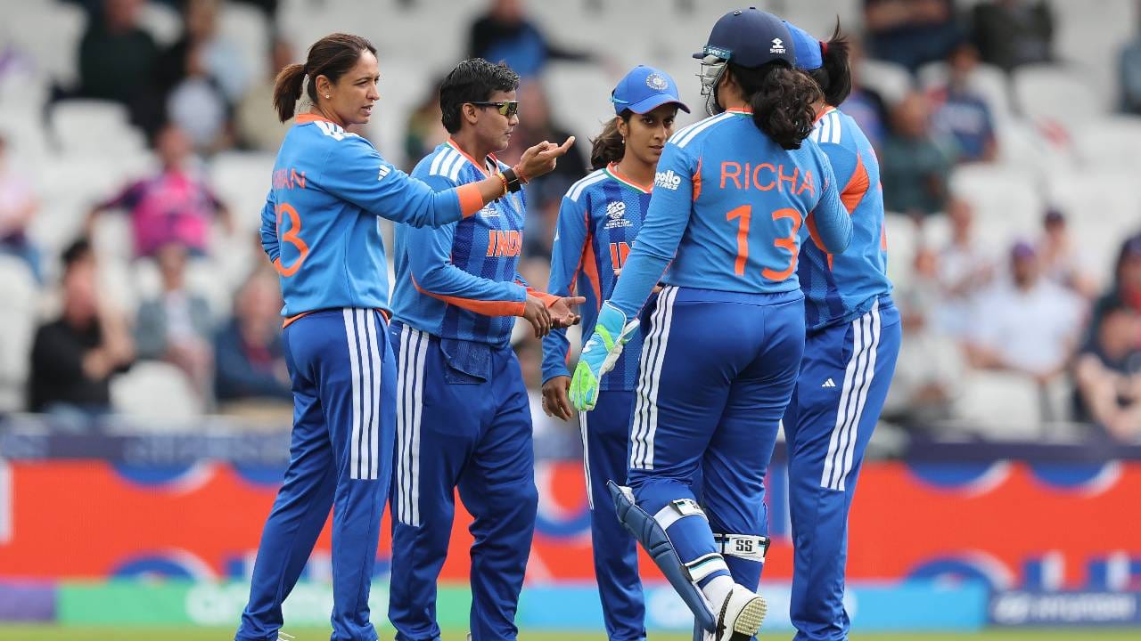 भारताने नेदरलँडला 95 धावांनी पराभूत करून पाचवा मोठा विजय मिळवला आहे. यापूर्वी 2018 मध्ये मलेशियाला 142 धावांनी, युएईला 2022मध्ये 104 धावांनी, 2022 मध्ये बार्बाडोसला 100 धावांनी, 2025 मध्ये इंग्लंडला 97 धावांनी आणि आता नेदरलँडला 95 धावांनी नमवलं आहे. (Photo: BCCI Twitter)
