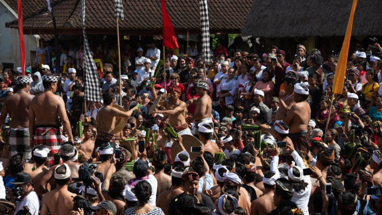 बाली आगा लोक आपला धर्म, भाषा यावर खूप जास्त प्रेम करतात. बाली आगा लोक पुर्ण व्दीपवर पसरले आहेत.