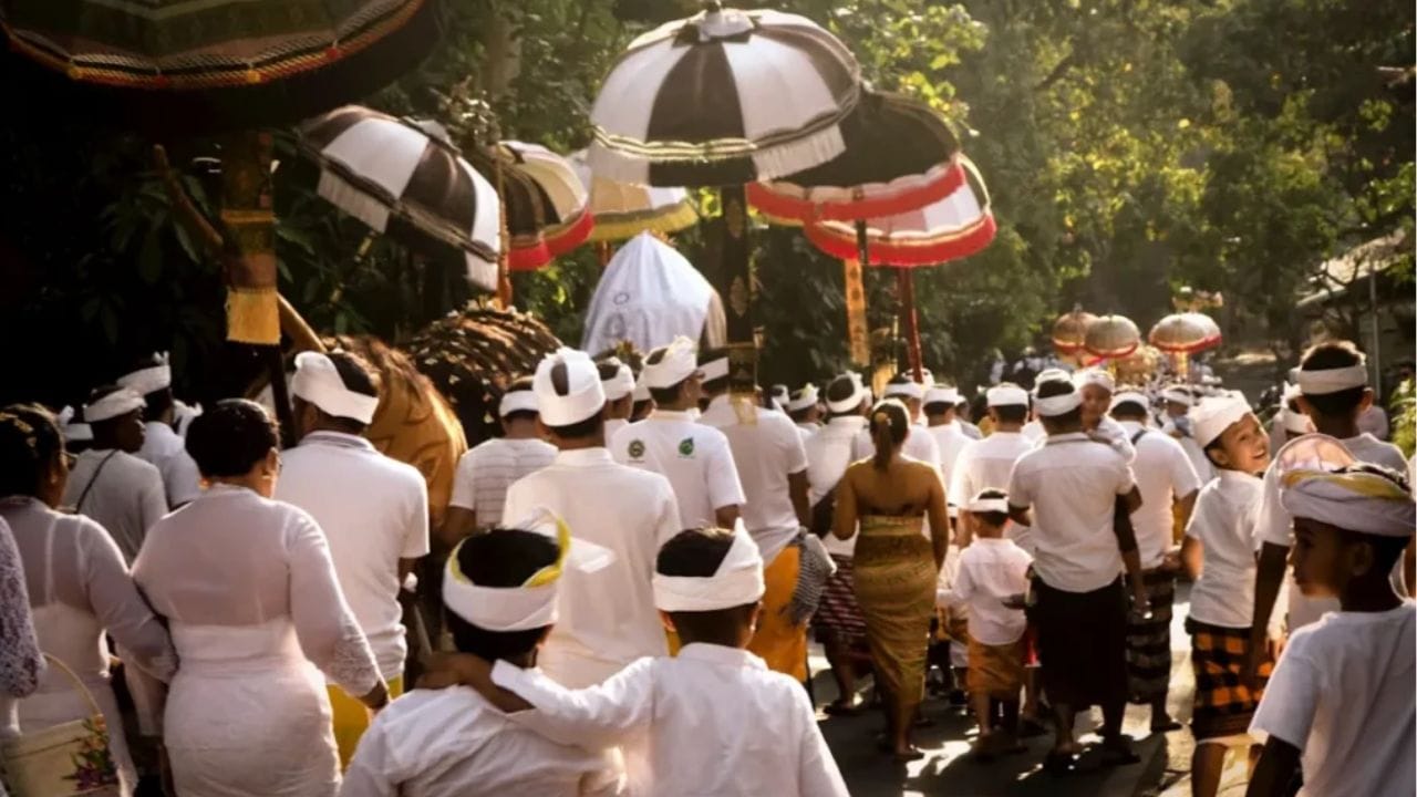 लग्नाबाबत त्यांचा हा निर्णय आहे. आपल्याच गावात लग्न करण्याचा त्यांचा मोठा नियम आहे. दुसऱ्या गावात लग्न करण्याची परवानगी त्यांना नाहीये.