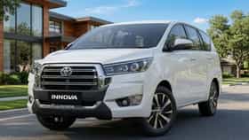 ७ एअरबॅग, जबरदस्त मायलेज, ८ आसने, Toyota ची नवीन Innova Crysta लाँच.