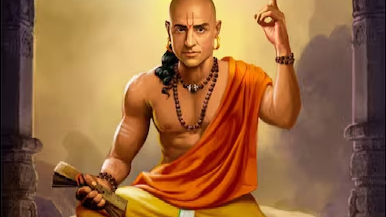 ज्ञानप्राप्तीबाबतही चाणक्य यांचा विशेष भर आहे. नवीन गोष्टी शिकताना प्रश्न विचारण्यास किंवा इतरांकडून ज्ञान घेण्यास लाज वाटू नये. वय, पद किंवा सामाजिक स्थान यापेक्षा ज्ञान अधिक महत्त्वाचे आहे.