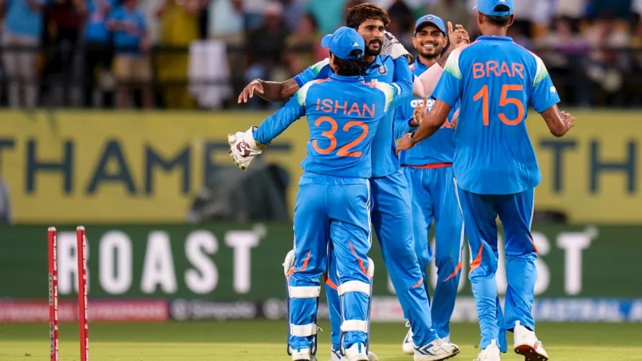 मीडिया रिपोर्ट्सनुसार, नितीश सध्या बंगळुरुतील सीओईमध्ये आहे. मात्र नितीशने अजूनही रिहॅबला सुरुवात केलेली नाही. नितीशला आधीच दुखापतीमुळे  आयर्लंड आणि इंग्लंड विरूद्धच्या टी 20i मालिकेतून बाहेर व्हावं लागलं आहे. (PC-PTI)