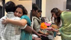 जान्हवी किल्लेकरने भरली सूरज चव्हाणच्या बायकोची चोर ओटी, पहा फोटो.