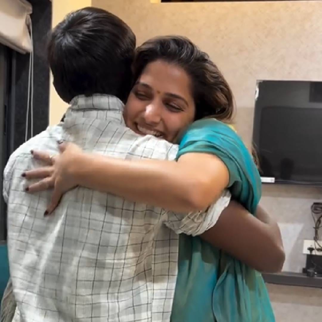सूरज चव्हाण आणि संजना गोफणे यांनी नोव्हेंबर 2025 मध्ये लग्न केलं होतं. बारामतीत अत्यंत थाटात हा लग्नसोहळा पार पडला होता. संजना ही सूरजची मामेबहीण आहे. या दोघांच्या लग्नाला बिग बॉस मराठीच्या पाचव्या सिझनची काही मंडळी उपस्थित होती.  
