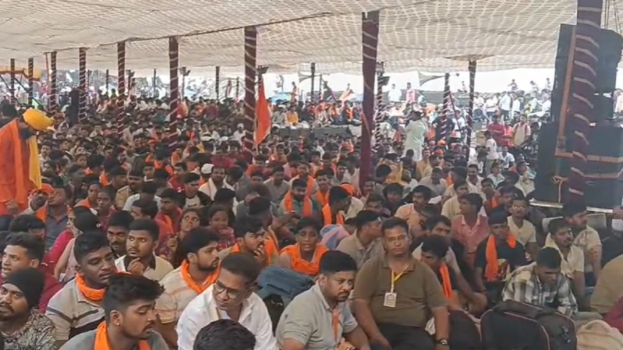 आज रायगडावर मोठ्या प्रमाणात शिवप्रेमी ची गर्दी पाहायला मिळत आहेत त्यात अनेक शिवप्रेमी गडावर पारंपरिक वेषभुषा करुण आले आहेत. सध्या या सोहळ्याचे फोटो आणि व्हिडीओ सोशल मीडियावर सर्वत्र व्हायरल होत आहेत. 