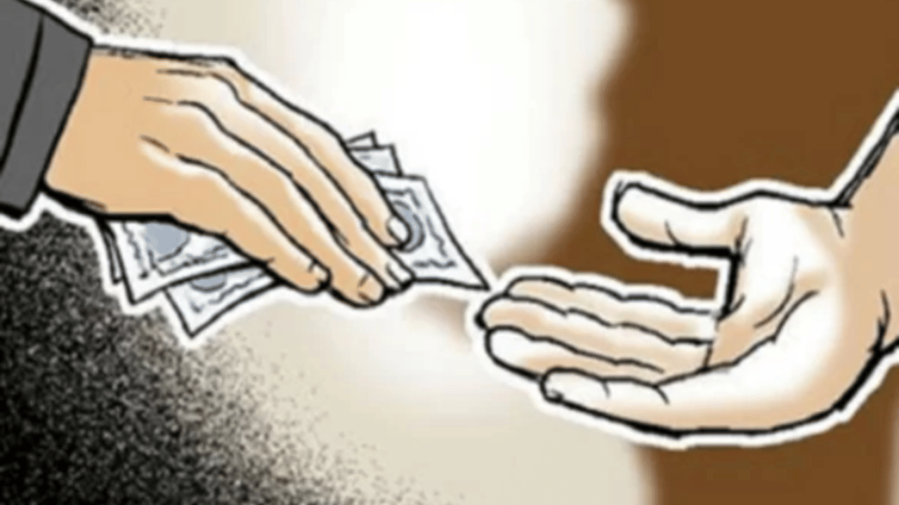 मोठी बातमी! बड्या अधिकाऱ्याला रंगेहाथ पकडलं; सापळा रचला अन् 