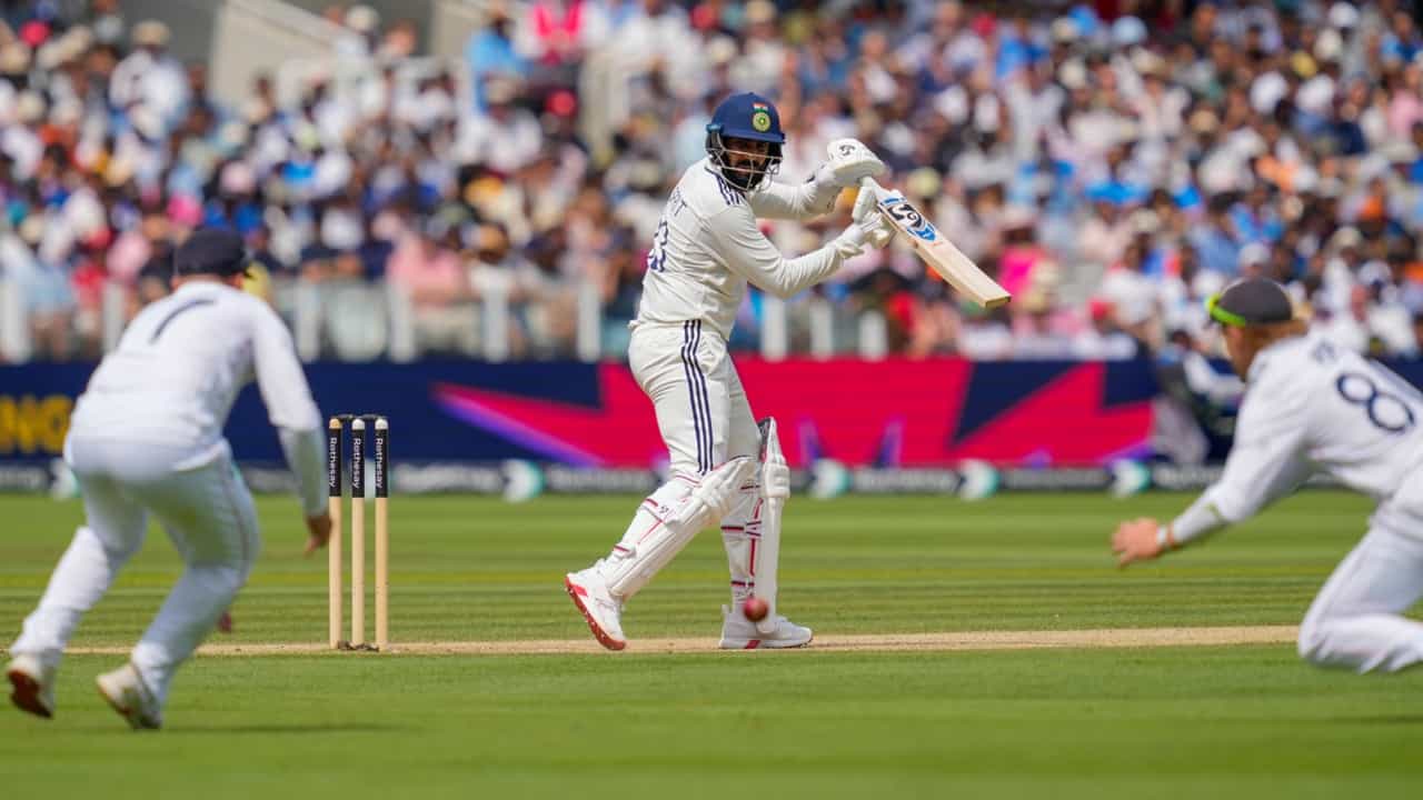 आयसीसी वर्ल्ड टेस्ट चॅम्पियनशीप स्पर्धेच्या इतिहासात सर्वाधिक वेळा झिरोवर आऊट होण्याचा विक्रम हा भारतीय गोलंदाजाच्या नावावर आहे. या खेळाडूने बॉलिंगने अनेक विक्रम केले आहेत. मात्र हा खेळाडू डब्ल्यूटीसी स्पर्धेत सर्वाधिक वेळा आऊट झालाय. या निमित्ताने स्पर्धेच्या इतिहासात सर्वाधिक वेळा झिरोवर आऊट होणाऱ्या 4 फलंदाजांबाबत जाणून घेऊयात. (Photo Credit : PTI)