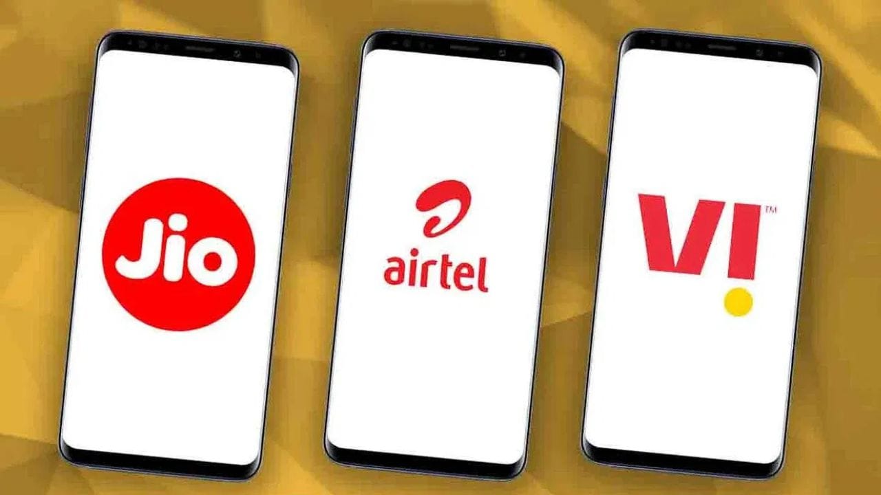 देशातील आघाडीच्या टेलिकॉम कंपन्या Jio, Airtel आणि Vi आपल्या कोट्यवधी ग्राहकांसाठी विविध प्रकारचे शॉर्ट-टर्म आणि लॉन्ग-टर्म रिचार्ज प्लॅन्स देतात. जर तुम्हाला कमी खर्चात वर्षभर वैधता असलेला प्लॅन हवा असेल, तर या कंपन्यांकडे काही किफायतशीर पर्याय उपलब्ध आहेत.