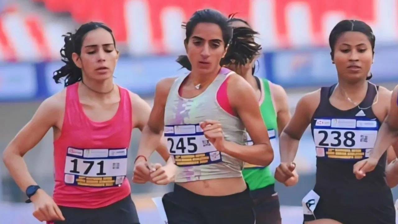 रिपोर्टनुसार, मिडिल डिस्टेंस धावपटू दीक्षाच्या सँपलमध्ये स्टॅनोजोलोल आढळलं आहे. हे वर्ल्ड अँटी डोपिंग एजेंसीच्या प्रतिबंधित सब्सटांसच्या यादीत आहे. त्यामुळे तिच्यावर कारवाई होऊ शकते. (Photo: Instagram/Deeksha)