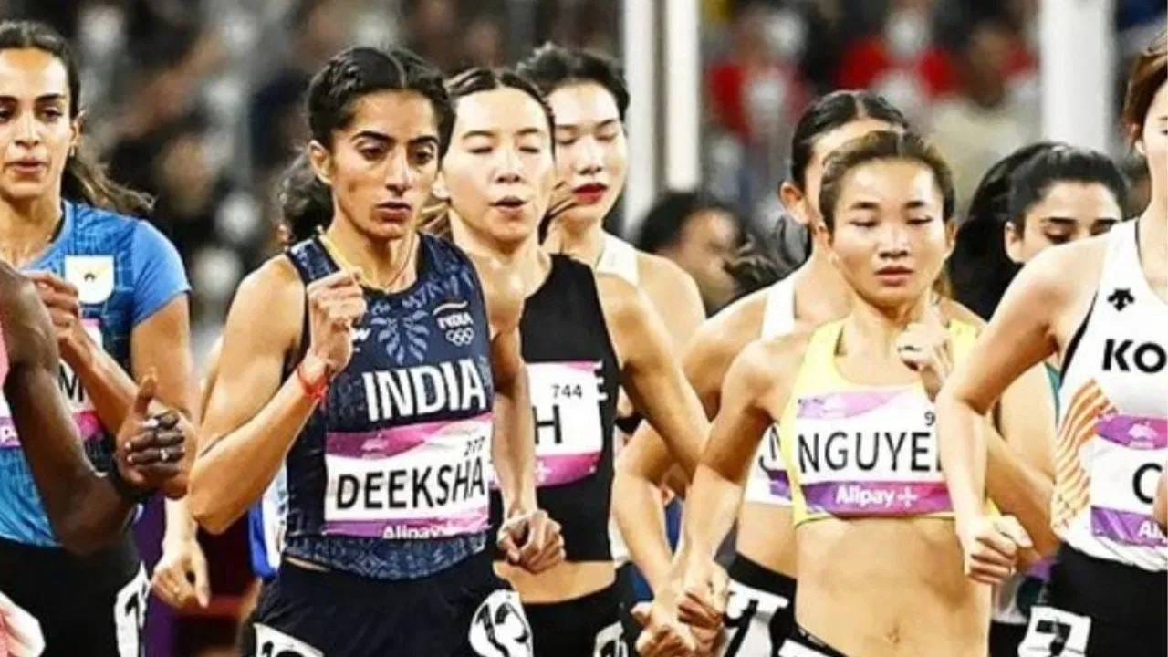 दीक्षाने 2025मध्ये 1500 मीटर स्पर्धेत नॅशनल विक्रम प्रस्थापित केला होता. लॉस अँजेलिसमध्ये साउंड रनिंग ट्रॅक फेस्टमध्ये दीक्षाने 4:04.78 मिनिटांसह विक्रमाची नोंद केली होती. तिने हरमिलन बँसचा 4:05.39 विक्रम मोडला होता. (Photo: Instagram/Deeksha)