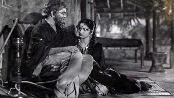 भारतरत्न लता मंगेशकर यांना भारतीय संगीतविश्वातील 'स्वरकोकिळा' म्हणून ओळखले जाते. आपल्या मधुर आवाजाने अनेक दशकं रसिकांच्या मनावर त्यांनी अधिराज्य गाजवलं.