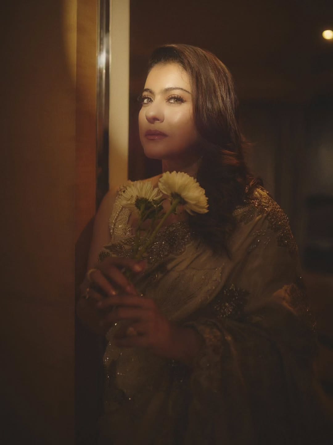 अभिनेत्री काजोल हिने सोशल मीडिया इन्स्टाग्रामवर स्वतःचे काही फोटो पोस्ट केले आहेत. फोटो पोस्ट करत अभिनेत्रीने असं कॅप्शन लिहिलं आहे, ज्याची सर्वत्र चर्चा रंगली आहे... आता काजोल कायम तिच्या सोशल मीडिया पोस्टमुळे चर्चेत असते.