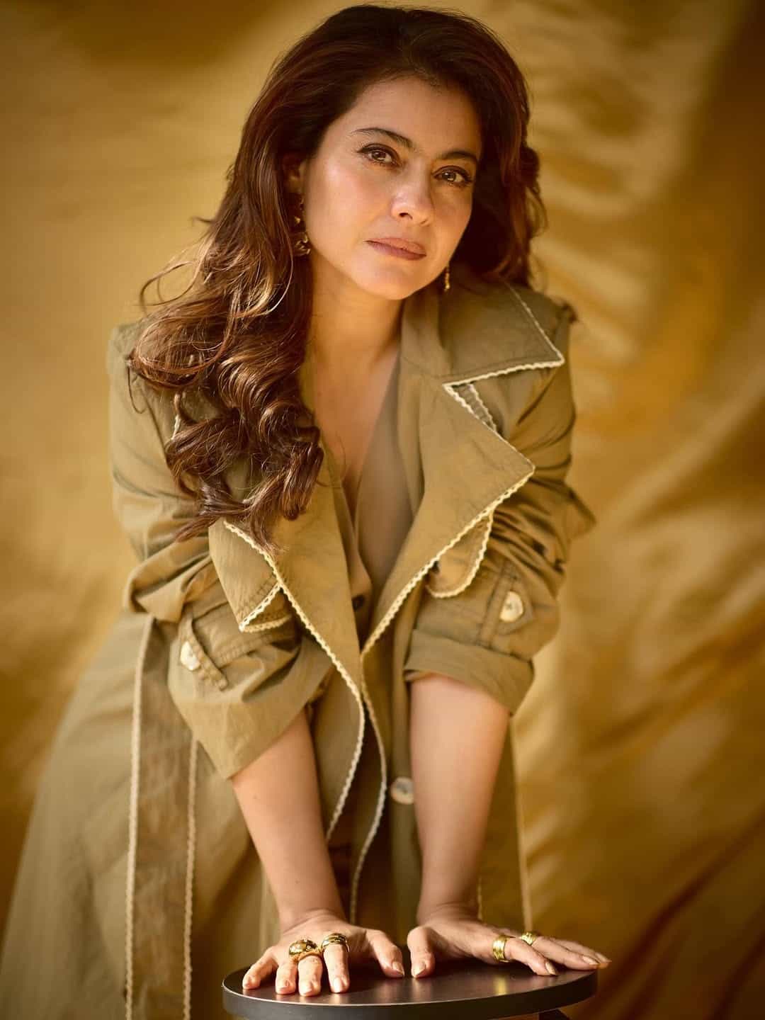 अभिनेत्री काजोल हिच्याबद्दल आज काहीही वेगळं सांगण्याची गरज नाही. अनेक सिनेमात दमदार भूमिका साकारत अभिनेत्रीने चाहत्यांच्या मनावर राज्य केलं. आज अभिनेत्री मोठ्या पडद्यापासून दूर आपलं आयुष्य आनंदाने जगत आहे.