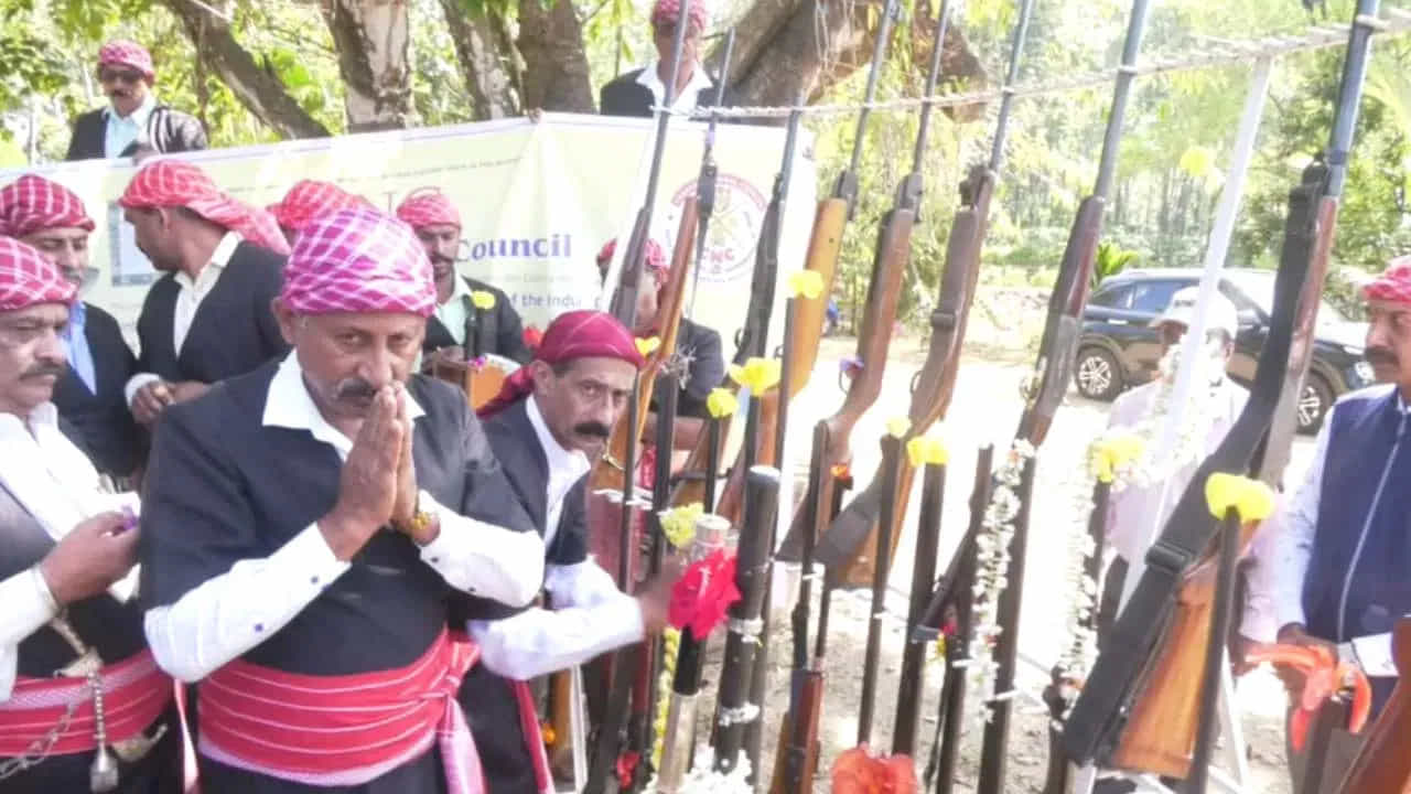 कर्नाटकातील कूर्ग जिल्ह्यात दरवर्षी साजरा होणारा ‘कोवी उत्सव’ हा एक अनोखा सांस्कृतिक सोहळा आहे. या उत्सवात स्थानिक कोडवा समाजातील लोक आपल्या बंदुका आणि इतर पारंपरिक शस्त्रांची पूजा करून त्यांचा सन्मान करतात.
