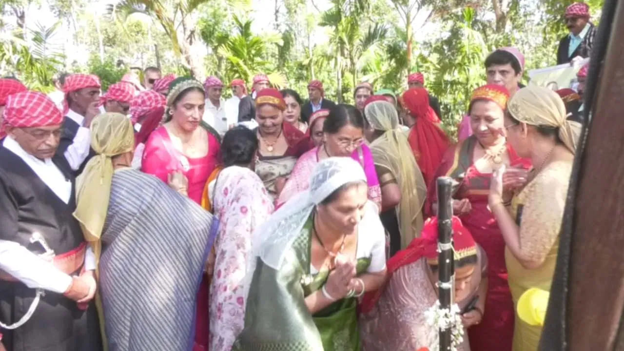 विशेष म्हणजे, या कार्यक्रमात केवळ पुरुषच नाही तर महिलांनीही मोठ्या उत्साहाने सहभाग घेतला. अनेक महिलांनी नेमबाजी स्पर्धेत भाग घेत अचूक लक्ष्य साधले. त्यामुळे हा उत्सव कोडवा समाजाच्या शौर्यपरंपरेबरोबरच स्त्री-पुरुष समान सहभागाचेही प्रतीक ठरला.