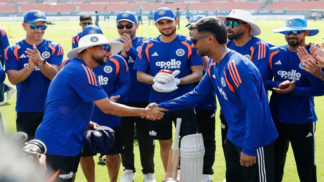 टीम इंडियाचा अनुभवी फिरकीपटू कुलदीप यादव याने मानव सुथार याला कॅप दिली. मानव सुथार याचं यासह भारतासाठी कसोटी क्रिकेट खेळण्याचं स्वप्न पूर्ण झालं. (Photo Credit : Indian Cricket Team﻿ FB Page)