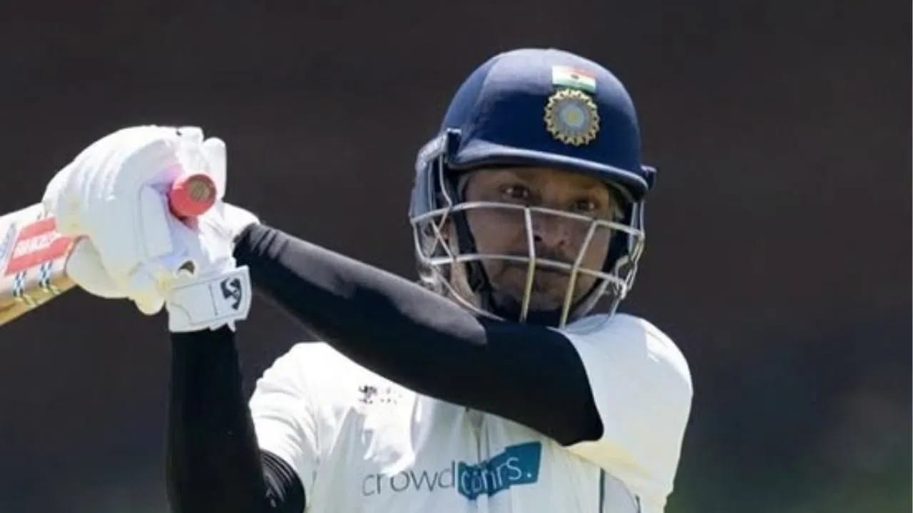 कुमार संगकारा लोकल व्हिलेज क्रिकेटमध्ये टीम शिलिंगस्टोन क्रिकेट क्लबचं प्रतिनिधित्व करतो. कुमार संगकाराने या स्पर्धेतील एका सामन्यात बीसीसीआयचा लोगो असलेला हेल्मेट परिधान केला होता. त्यामुळे संगकाराकडे बीसीसीआयचा लोगो असलेला हेल्मेट कुठून आला? असा प्रश्न क्रिकेट चाहत्यांकडून उपस्थित करण्यात येत आहे. (PHOTO CREDIT- X)