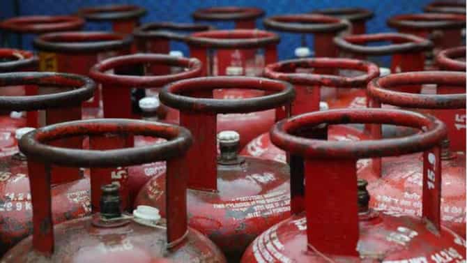 LPG Price Today : एलपीजी गॅस सिलेंडरच्या जाणून घ्या किमती, तुमच्या शहरात कितीला आहे सिलेंडर वाचा एका क्लिकवर