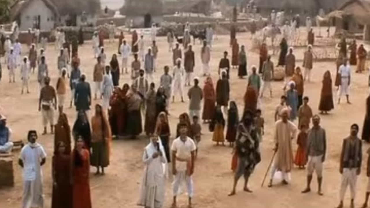 हिंदी चित्रपटसृष्टीतील गाजलेल्या लगान या चित्रपटातील ‘घनन घनन’ हे गाणे आजही प्रेक्षकांच्या मनात विशेष स्थान राखून आहे. या गाण्याच्या चित्रीकरणाबाबत दिवंगत नृत्यदिग्दर्शिका सरोज खान यांचे पुत्र आणि कोरिओग्राफर राजू खान यांनी नुकत्याच एका कार्यक्रमात काही खास आठवणी सांगितल्या.