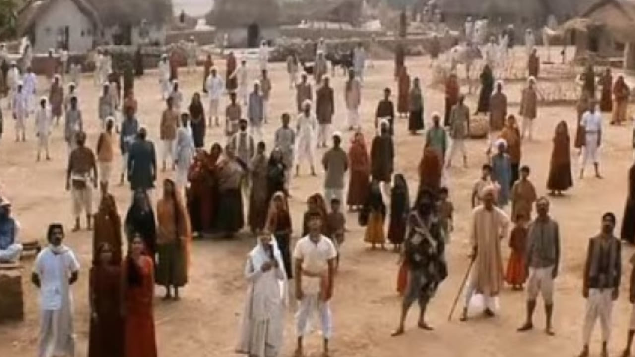 हिंदी चित्रपटसृष्टीतील गाजलेल्या लगान या चित्रपटातील ‘घनन घनन’ हे गाणे आजही प्रेक्षकांच्या मनात विशेष स्थान राखून आहे. या गाण्याच्या चित्रीकरणाबाबत दिवंगत नृत्यदिग्दर्शिका सरोज खान यांचे पुत्र आणि कोरिओग्राफर राजू खान यांनी नुकत्याच एका कार्यक्रमात काही खास आठवणी सांगितल्या.