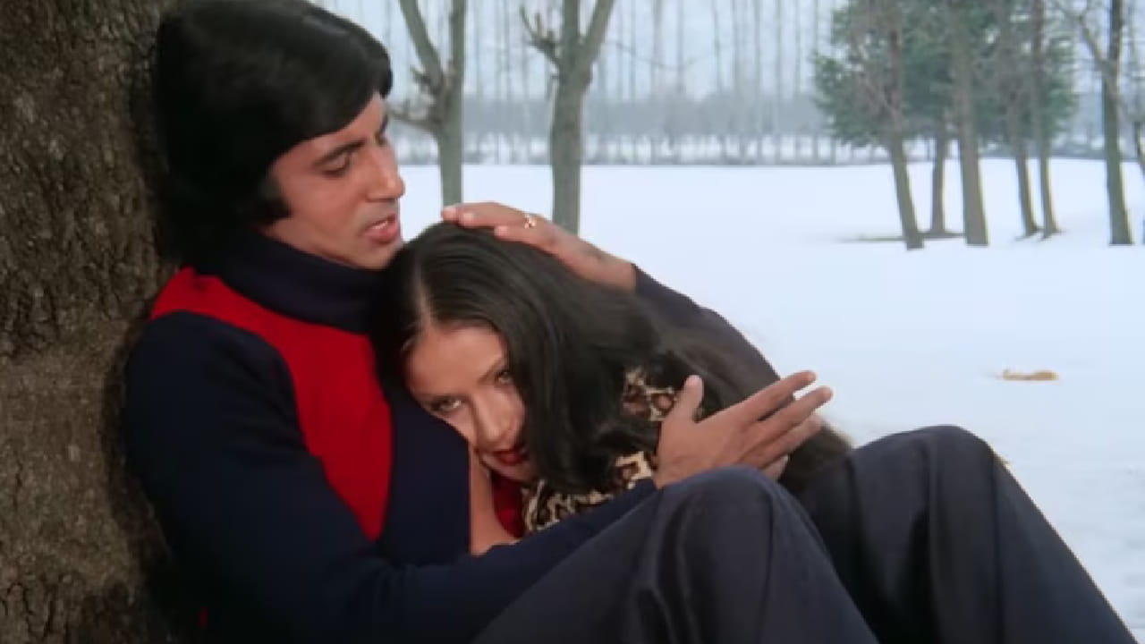 तसेच या गाण्यासाठी मुकेश यांना फिल्मफेअर पुरस्कारही मिळाला. पाच दशकांनंतरही ‘कभी कभी मेरे दिल में’ हे गाणे प्रेम, आठवणी आणि भावनांचे अजरामर प्रतीक म्हणून ओळखले जाते.