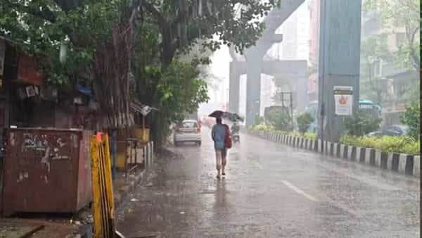 अनेक महिने प्रचंड उकाडा सहन केल्यानंतर आणि वरूणाराजाची चातकाप्रमाणे वाट पाहिल्यानंतर अखेर मुंबईकरांना पावसाने थोडासा दिलासा दिला आहे. मंगळवारी काळी मुंबईतील विविध भागांत पावसाने हजेरी लावली. अचानक सरी कोसळू लागल्यामुळे कामावर निघालेले, शाळेत जाणारे, सर्वसामान्य नागरिक, मुलं यांची त्रेधातिरपीट उडाली खरी... पण पाऊस आणि त्यापाठोपाठ आलेला गारवा यामुळे अनेकांच्या चेहऱ्यावर हास्यही उमललं.