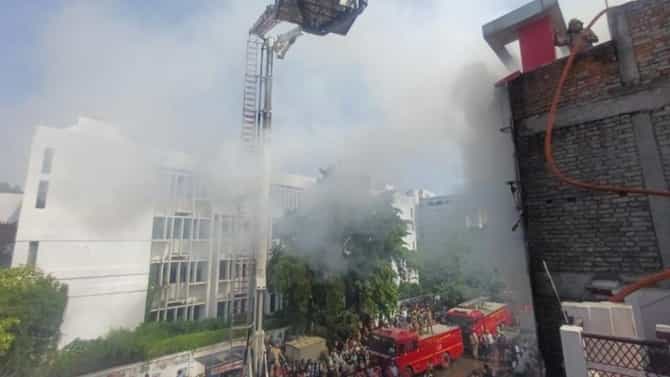अग्नितांडव... इमारतीला आग लागल्याने 14 जणांचा मृत्यू, विद्यार्थ्यांनी इमारतीवरुन उड्या मारल्या