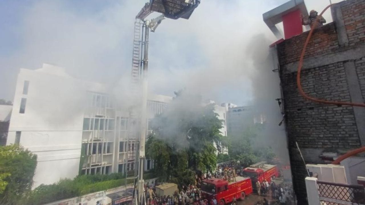 अग्नितांडव... इमारतीला आग लागल्याने 14 जणांचा मृत्यू, विद्यार्थ्यांनी इमारतीवरुन उड्या मारल्या अग्नितांडव... इमारतीला आग लागल्याने 14 जणांचा मृत्यू, विद्यार्थ्यांनी इमारतीवरुन उड्या मारल्या