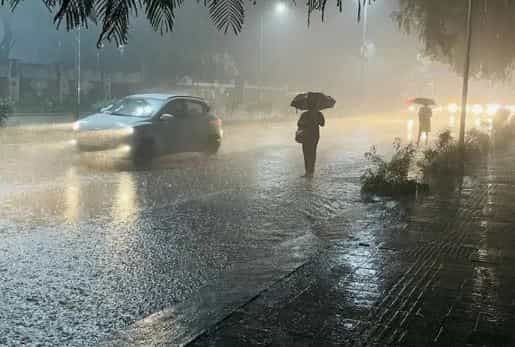 यंदा मान्सून वेळेपेक्षा उशिरा पोहोचला. सहा जून रोजी तळकोकणात पोहोचल्यानंतर 8 जून रोजी मान्सून सोलापूर, साताऱ्यात पोहोचला. परंतु आता मान्सूनची प्रगती थांबली आहे. आता पुन्हा एकदा मान्सून कधी सक्रिय होणार, याची आशा लागली आहे.