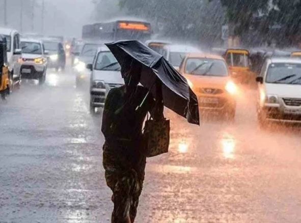 महाराष्ट्रातील अनेक भागात अजूनही मान्सून पोहोचलेला नाही. त्यामुळे पेरण्या सध्यातरी करू नयेत असे सांगितले जात आहे. राज्यात 10 ते 15 जूनपर्यंत पाऊस होण्याची शक्यता होती. परंतु पाऊस पुन्हा लांबला. दरम्यान, आता मोसमी पावसाची नवी तारीख आली आहे.