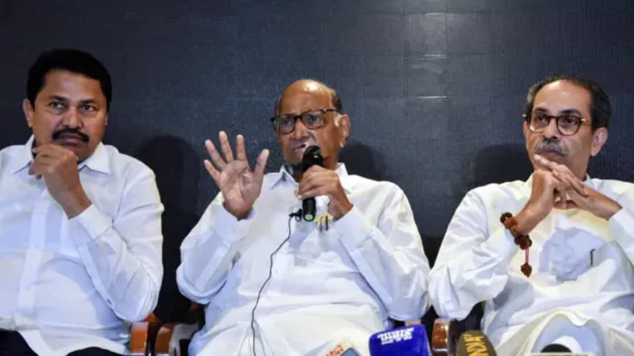कॉंग्रेसमध्ये मोठं भगदड! शिंदेच्या पक्षातील इनकमिंग सुरुच, 10 नगरसेवाकांसह…