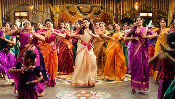 दाक्षिणात्य चित्रपटसृष्टीत सध्या लग्नसोहळे, सण-उत्सव आणि कौटुंबिक आनंदाचे वातावरण दाखवणाऱ्या गाण्यांना प्रेक्षकांकडून मोठी पसंती मिळत आहे. अशाच प्रकारातील ‘थस्साडिया’ हे नवे गाणे सध्या सोशल मीडियावर चांगलेच व्हायरल होत असून प्रेक्षकांच्या चर्चेचा विषय ठरले आहे.
