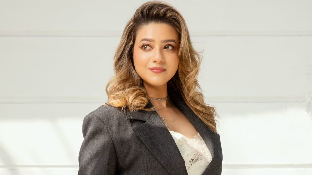 यानंतर दिग्दर्शकाने तिला प्रत्यक्ष त्याच्यासमोर बिकिनी घालून दाखवण्याची मागणी केली. त्याला तिची बॉडी लँग्वेज पाहायची असल्याचे त्याने सांगितले. ही मागणी ऐकल्यानंतर मदालसाने स्पष्ट नकार दिला.