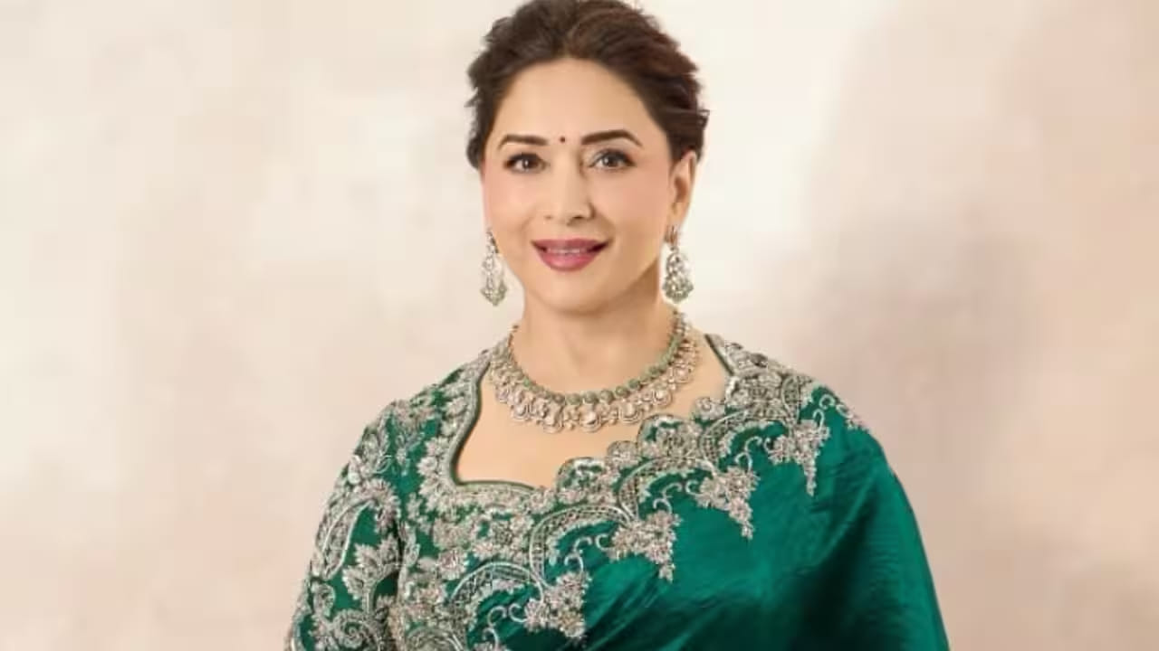 माधुरी दीक्षितने अमिताभ बच्चन आणि गोविंदाच्या 'बडे मियाँ छोटे मियाँ' या चित्रपटात छोटासा कॅमिओ केला होता. मात्र, या व्यतिरिक्त अमिताभ आणि माधुरी यांची जोडी मोठ्या पडद्यावर कधीच पाहायला मिळाली नाही.
