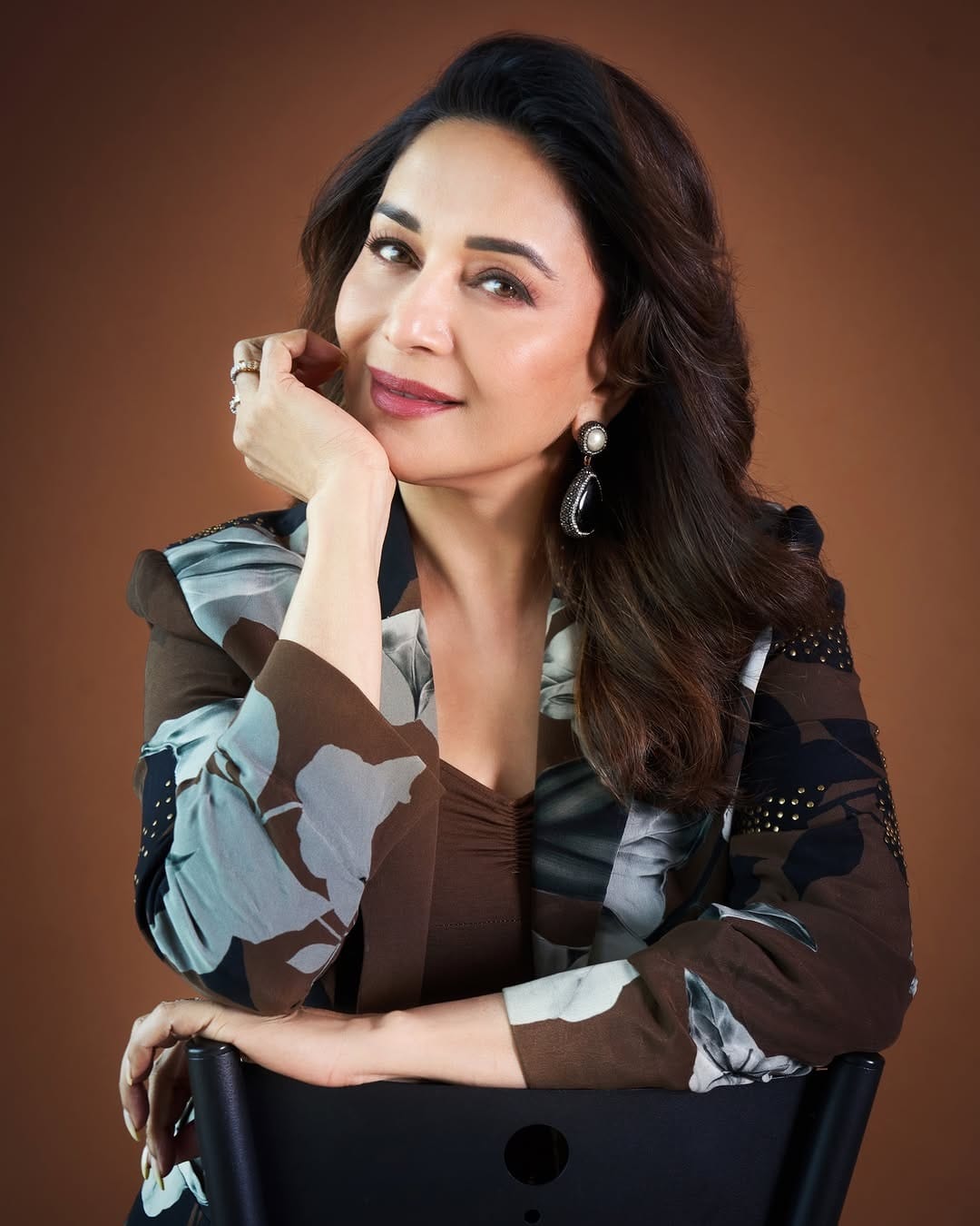 अभिनेत्री माधुरी दीक्षित हिचे काही फोटो सोशल मीडियावर व्हायरल होत आहे. फोटोमध्ये अभिनेत्री प्रचंड सुंदर दिसत आहे. साडीत अभिनेत्रीने स्वतःचे काही फोटो पोस्ट केले आहे. ज्यामुळे सर्वत्र फक्त आणि फक्त माधुरीच्या लूकची चर्चा रंगली आहे.