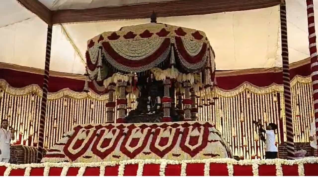 शिवरायांच्या पवित्र चरणी नतमस्तक होण्यासाठी आणि या ऐतिहासिक सोहळ्याचे साक्षीदार होण्यासाठी भाविकांची मोठी गर्दी झाली आहे. जय शिवरायच्या घोषणांनी रायगड दुमदुमून गेला असून शिवमय वातावरण निर्माण झाले आहे. भाविकांच्या सुरक्षेसाठी कडक पोलीस बंदोबस्त तैनात करण्यात आला आहे.