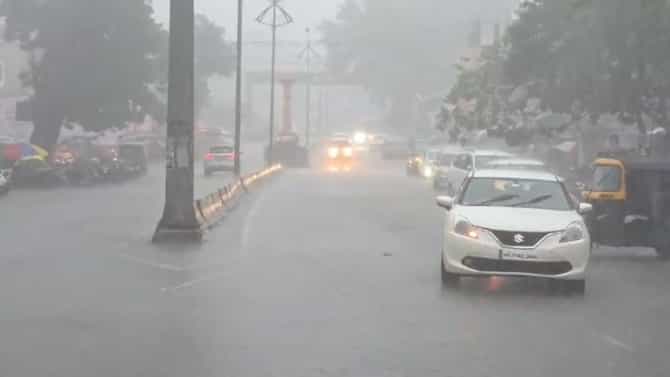 Rain : कोकणापासून विदर्भापर्यंत... पावसाने या जिल्ह्यांना झोडपलं, वीज पडून महिलेसह 22 शेळ्यांचा मृत्यू