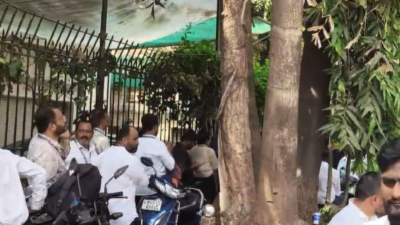आपल्या समस्या, तक्रारी आणि विविध प्रशासकीय कामांसाठी आलेल्या नागरिकांना मंत्रालयात प्रवेश मिळवण्यासाठी दीर्घ प्रतीक्षा करावी लागत असून मंत्रालयाबाहेर सुमारे अर्धा किलोमीटर लांबीची रांग लागल्याचे चित्र पाहायला मिळत आहे.